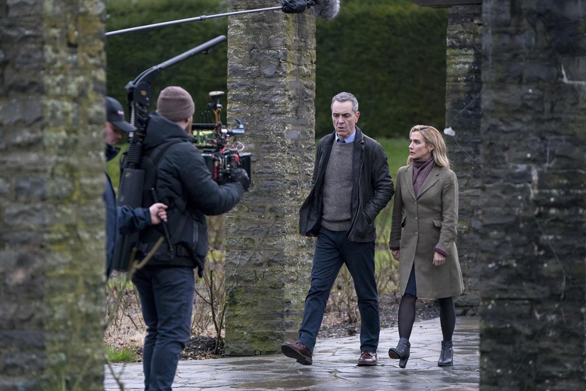 James Nesbitt, Lisa Dwan and crew behind the scenes of BLOODLANDS. Cr: HTM Television/Steffan Hill