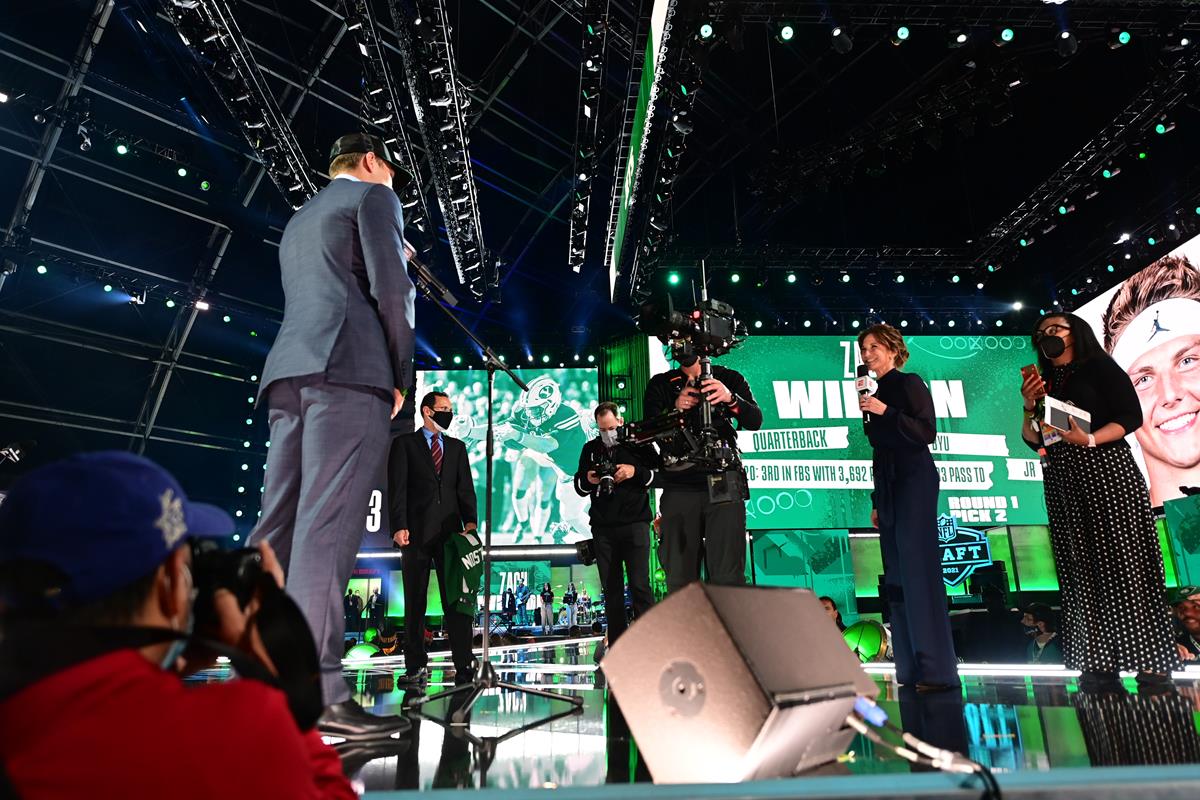 Zach Jones selected by the New York Jets with Suzy Kolber during the 2021 NFL Draft. Cr: Phil Ellsworth/ESPN Images