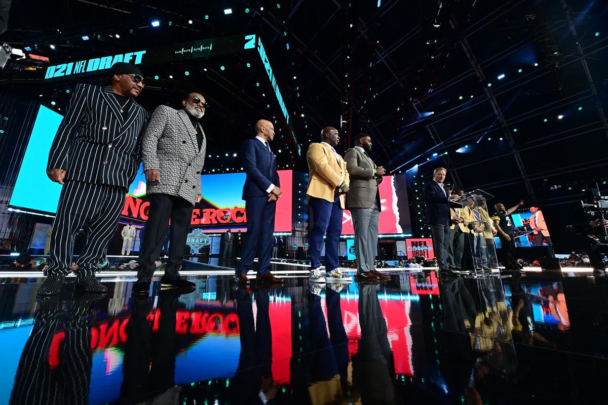 Roger Goodell within NFL legends during the 2021 NFL Draft. Cr: Phil Ellsworth/ESPN Images