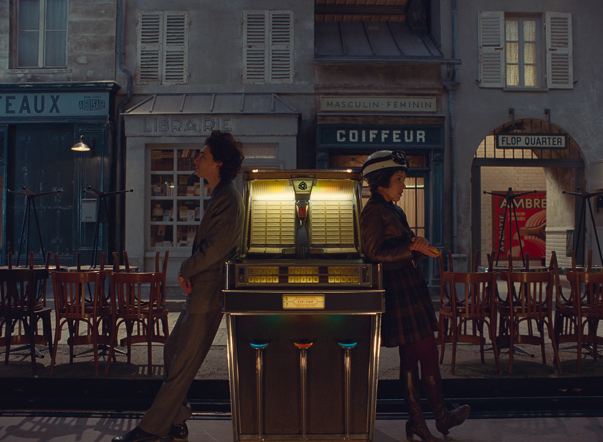 Timothée Chalamet as Zeffirelli and Lyna Khoudri as Juliette in director Wes Anderson’s “The French Dispatch.” Cr: Searchlight Pictures