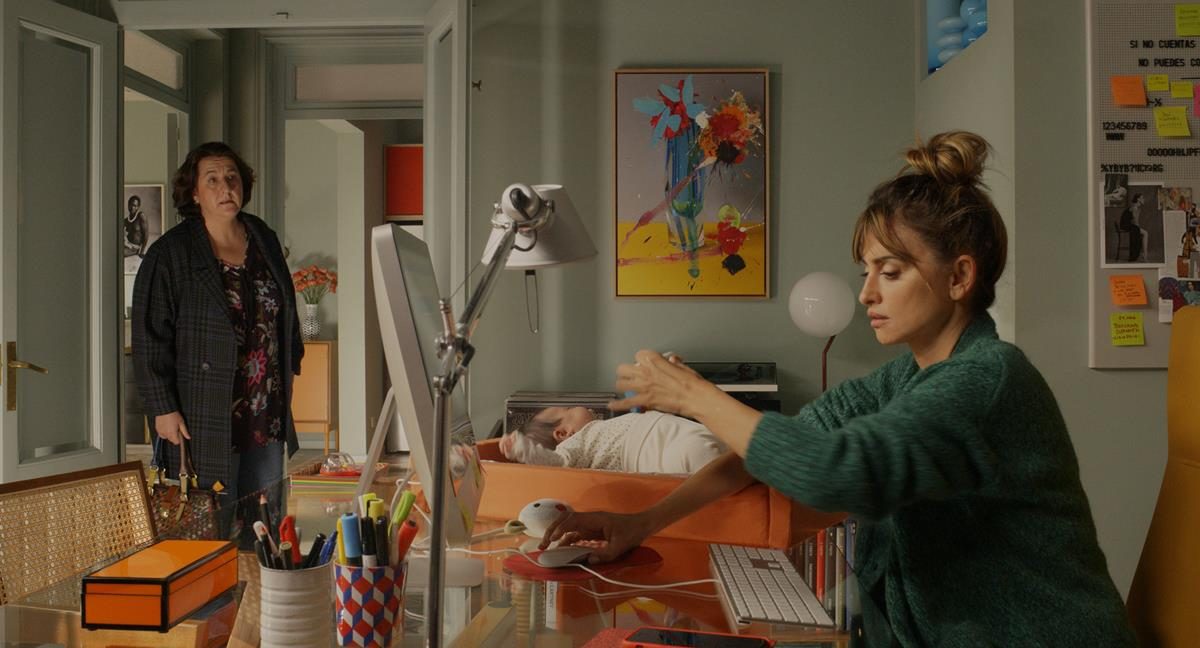 Adelfa Calvo as Sobrina de Brígida and Penélope Cruz as Janis in director Pedro Almodóvar’s “Parallel Mothers.” Cr: Sony Pictures