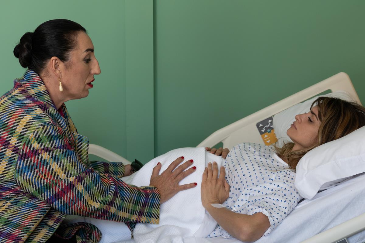 Rossy de Palma as Elena and Penélope Cruz as Janis in director Pedro Almodóvar’s “Parallel Mothers.” Cr: Sony Pictures