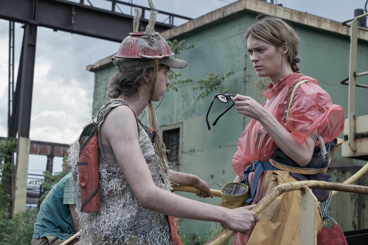 Alex Friesen as Tarantula and Mackenzie Davis as Kirsten Raymonde in season 1 episode 6 of “Stations Eleven.” Cr: Warner Media