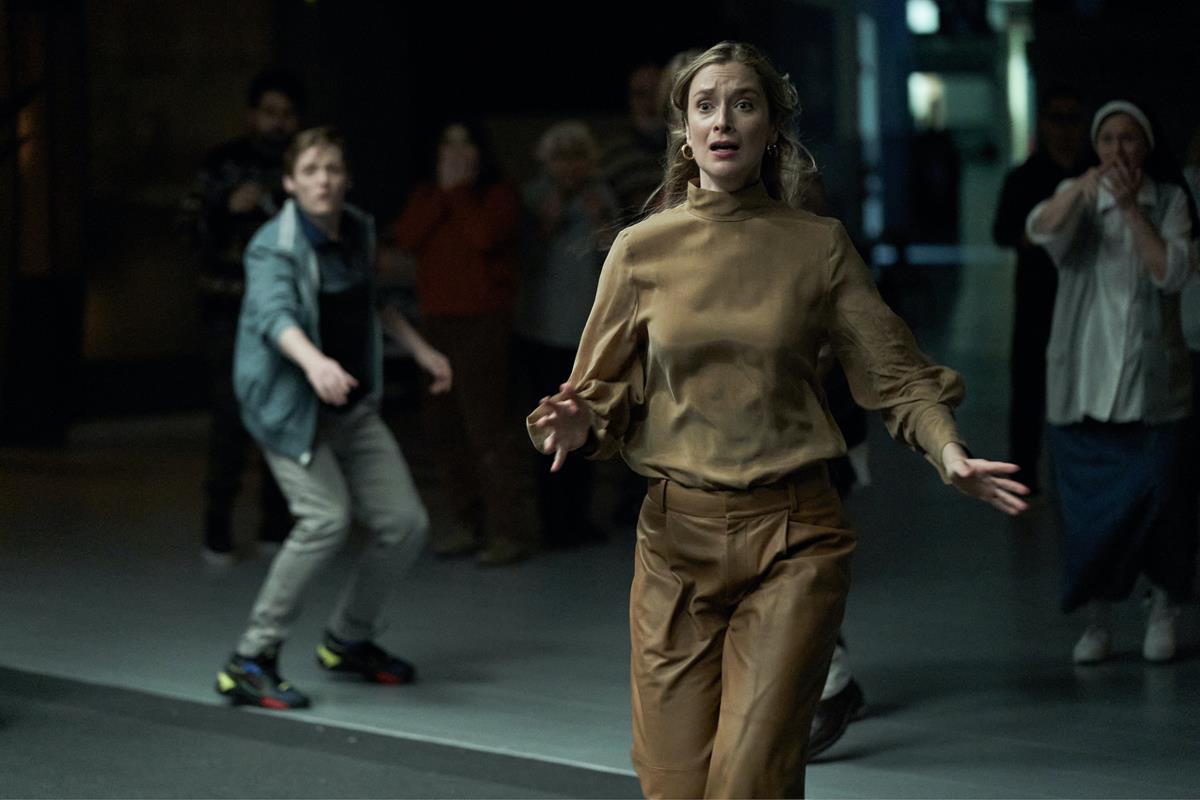 Caitlin Fitzgerald as Elizabeth in season 1 episode 5 of “Station Eleven.” Cr: Warner Media