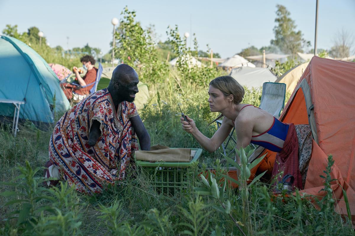 Prince Amponsah as August and Mackenzie Davis as Kirsten Raymonde in season 1 episode 2 of “Station Eleven.” Cr: Warner Media