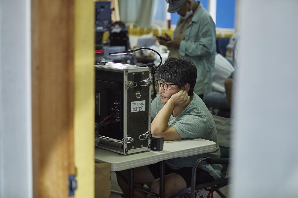 Director J.Q. Lee on the set of “All of Us Are Dead.” Cr: Yang Hae-sung/Netflix © 2021