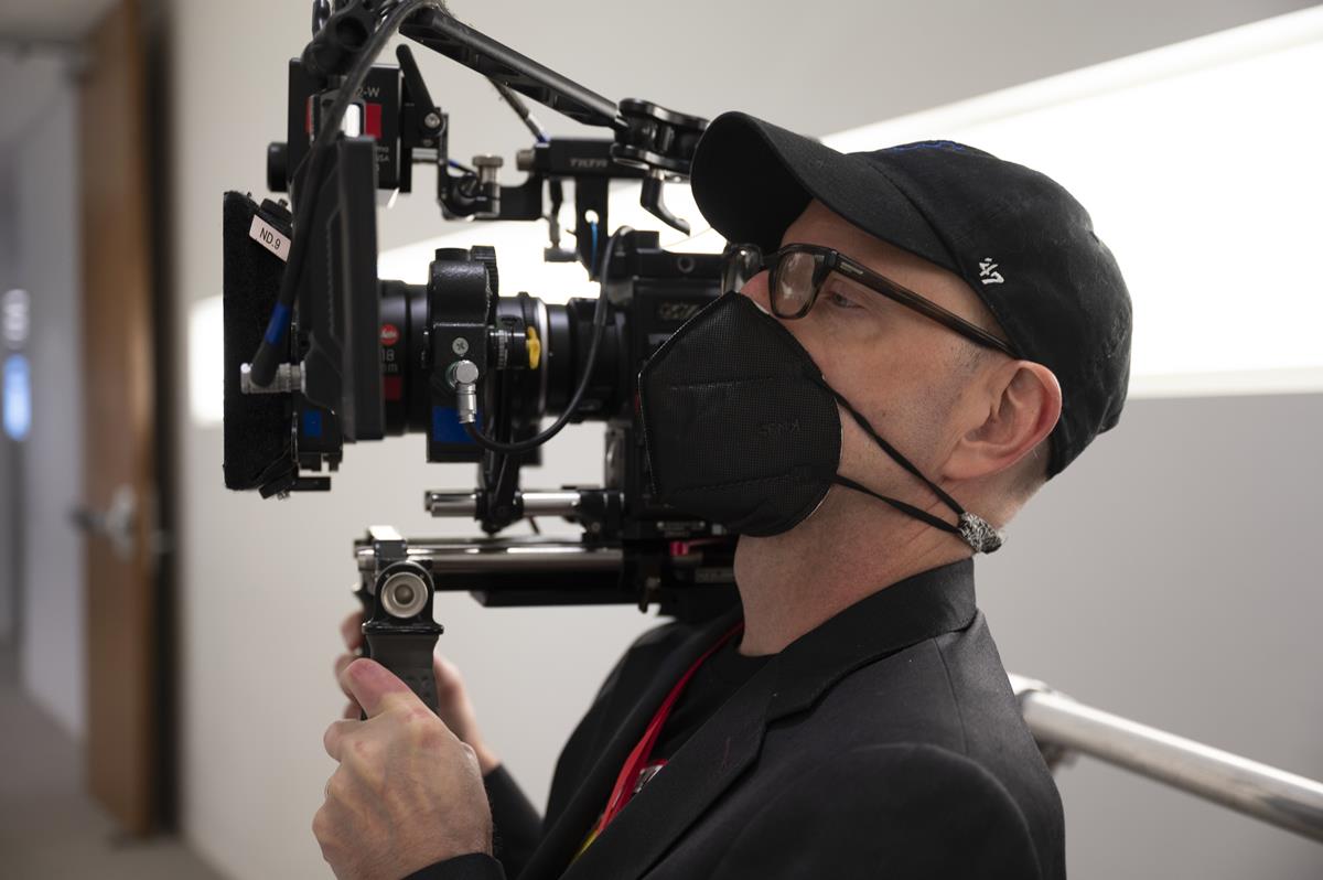 Director Steven Soderbergh on the set of “Kimi.” Cr: Warner Bros. Pictures