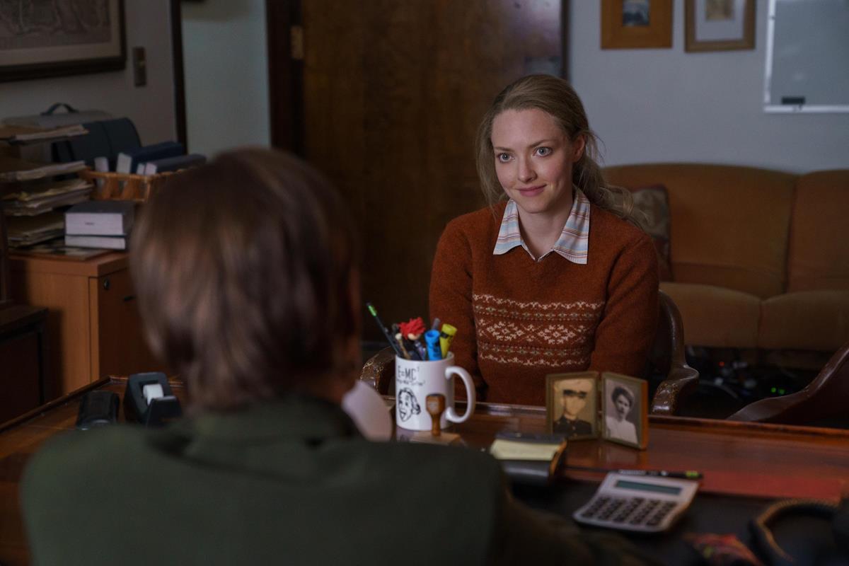 Laurie Metcalf as Phyllis Gardner and Amanda Seyfried as Elizabeth Holmes in episode 1 of “The Dropout.” Cr: Beth Dubber/Hulu