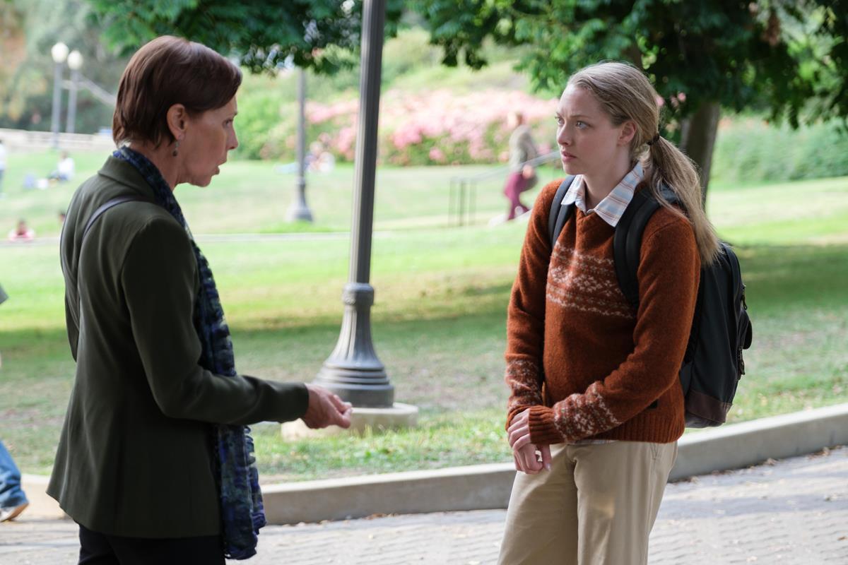 Laurie Metcalf as Phyllis Gardner and Amanda Seyfried as Elizabeth Holmes in episode 1 of “The Dropout.” Cr: Beth Dubber/Hulu