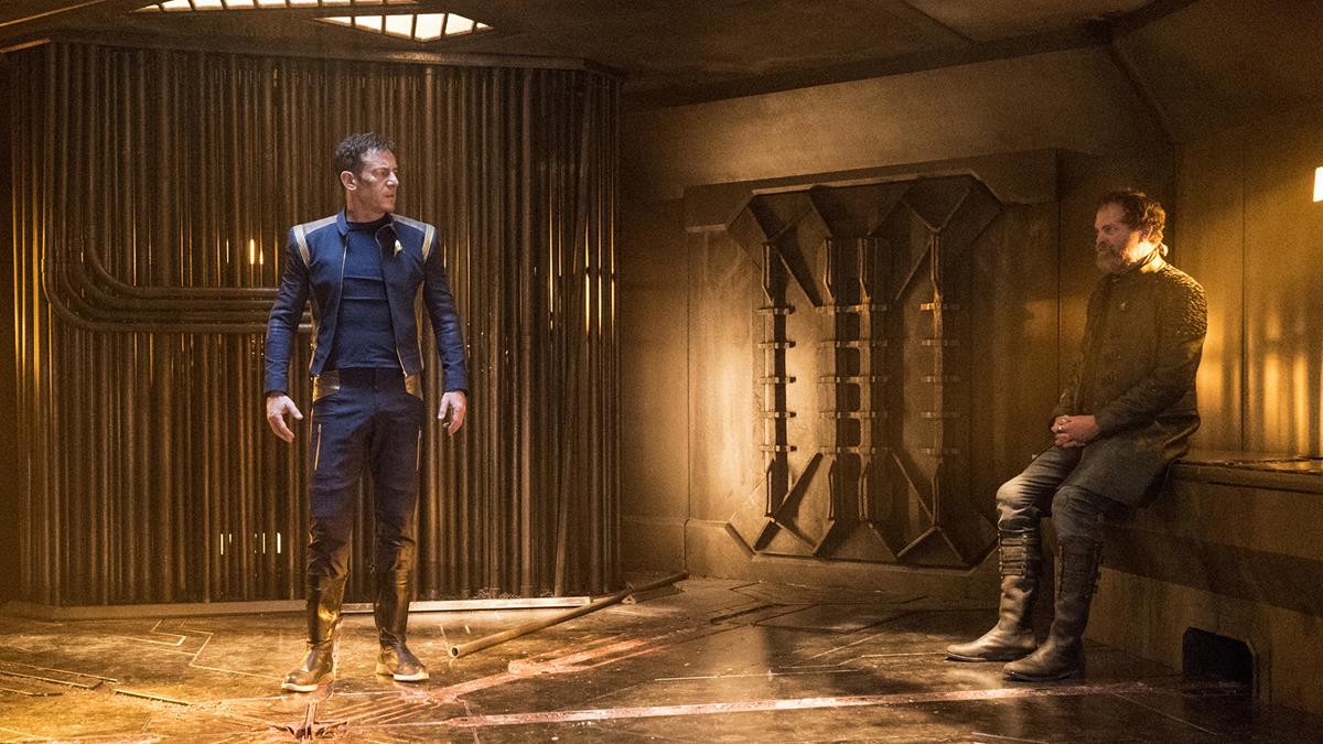 Jason Isaacs as Captain Gabriel Lorca and Rainn Wilson as Harry Mudd in episode 5 of “Star Trek: Discovery.” Cr: Michael Gibson /Paramount+